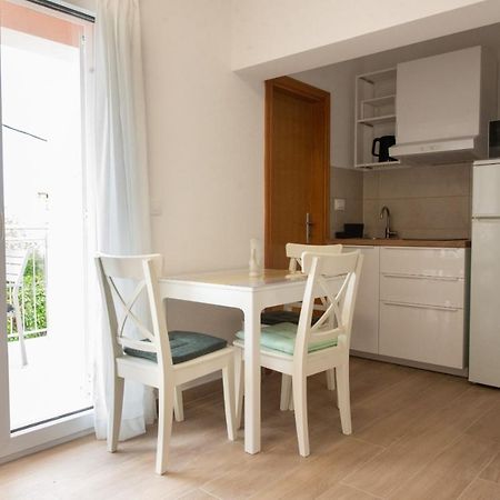 Charming Apartments Duce Омиш Экстерьер фото
