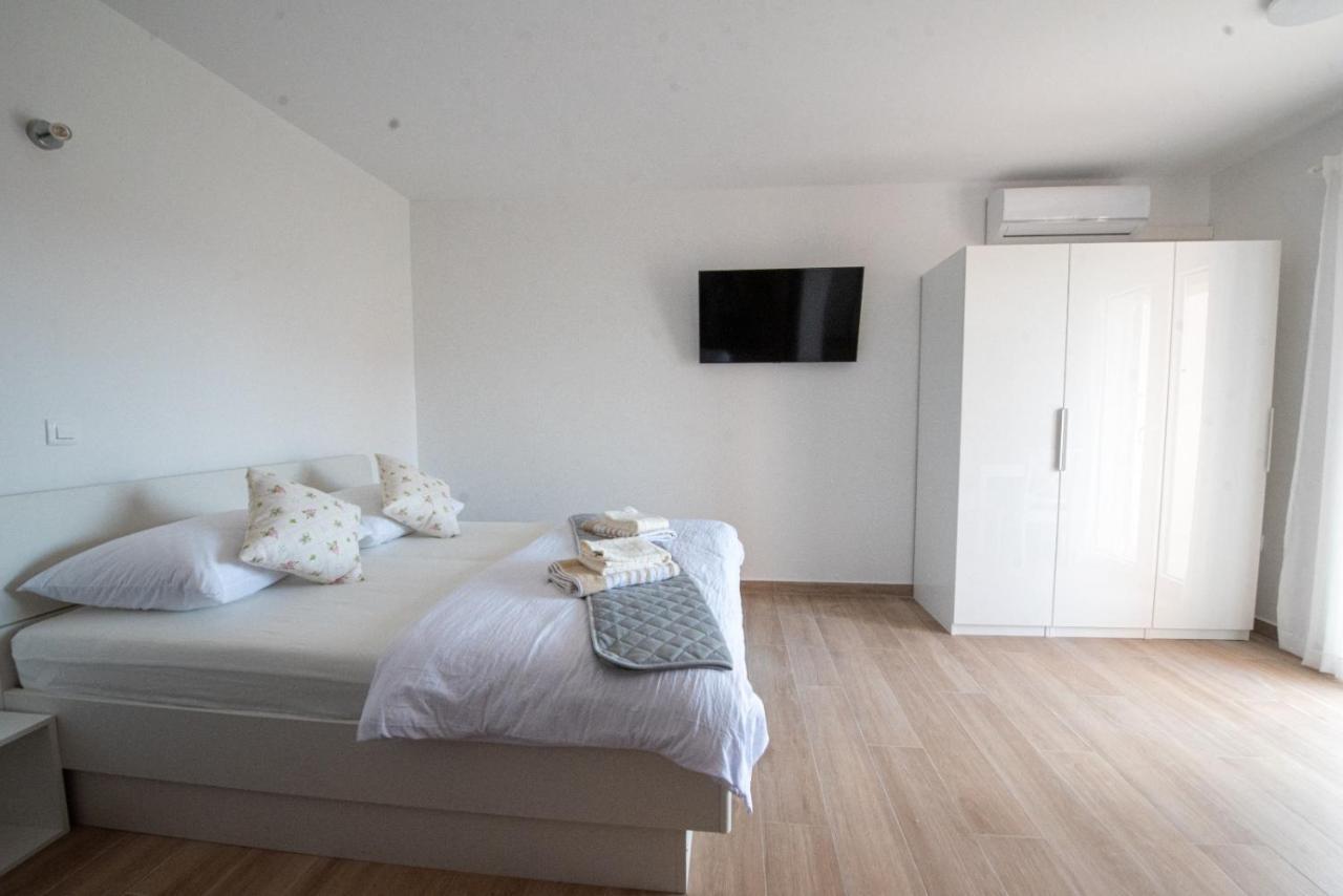 Charming Apartments Duce Омиш Экстерьер фото