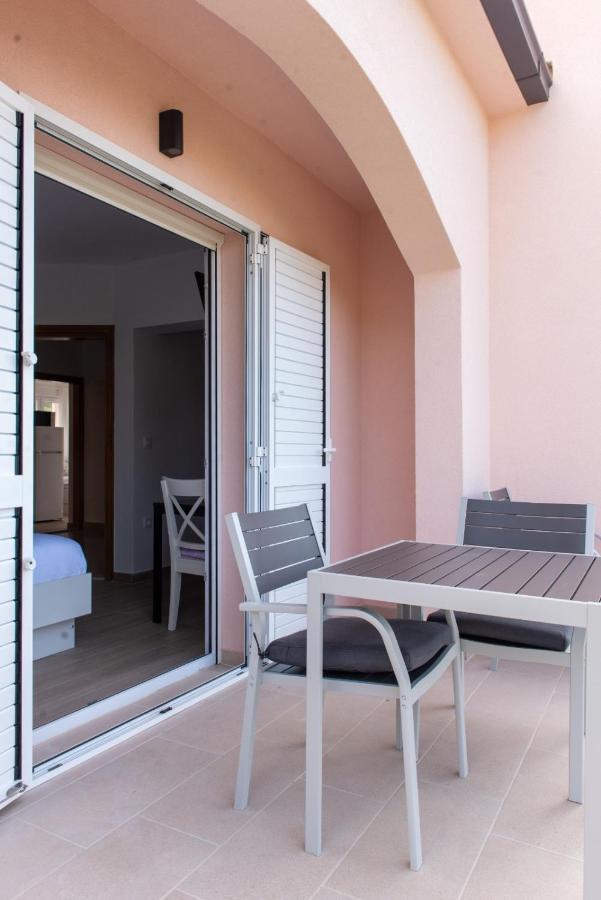 Charming Apartments Duce Омиш Экстерьер фото