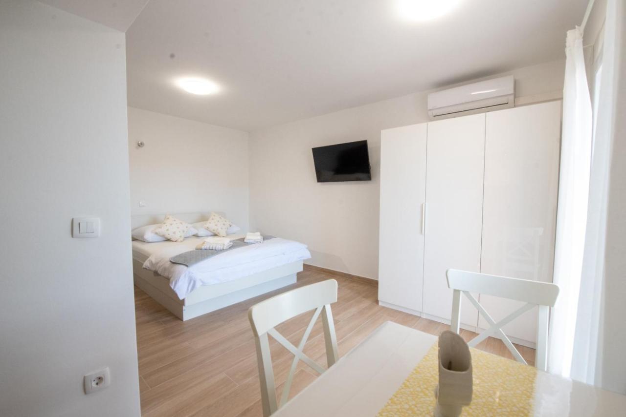 Charming Apartments Duce Омиш Экстерьер фото
