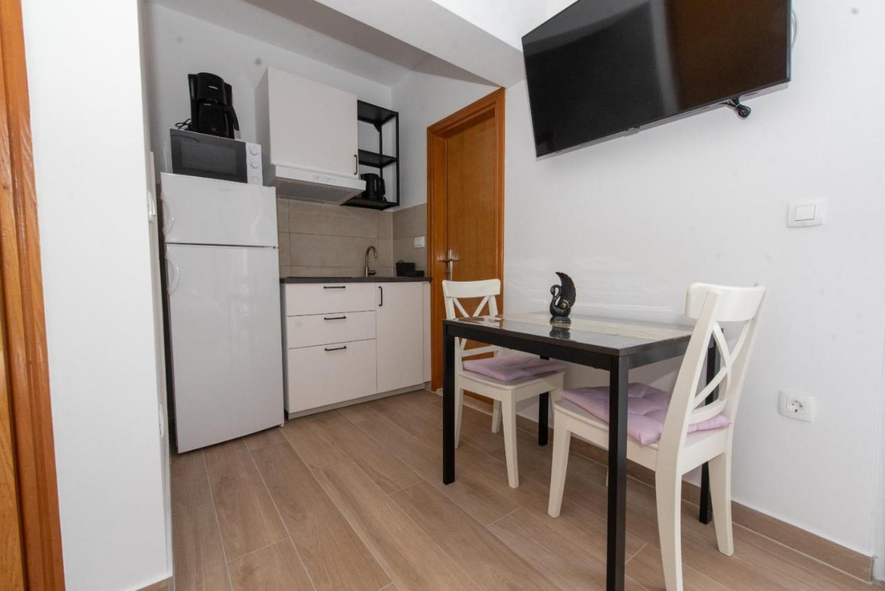 Charming Apartments Duce Омиш Экстерьер фото